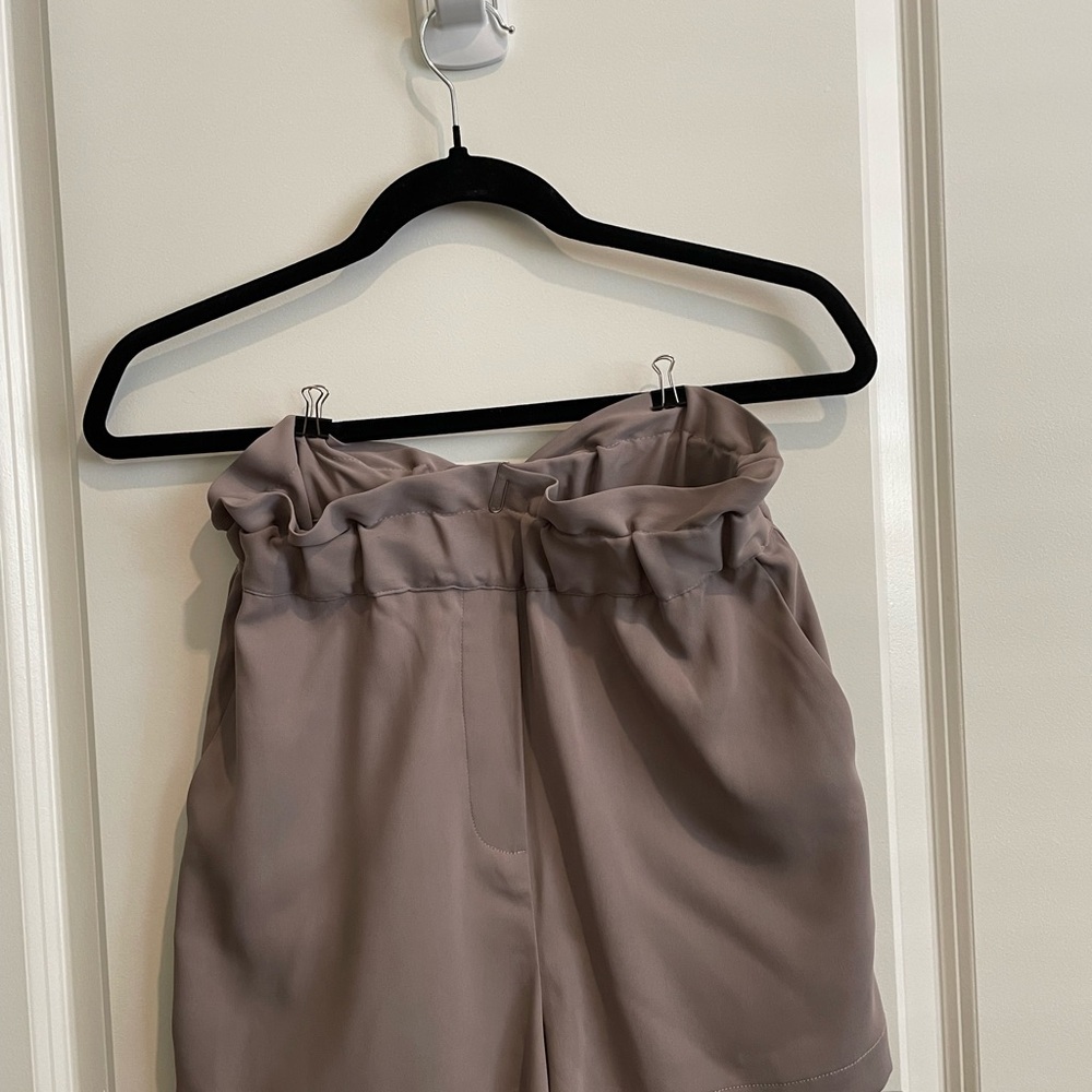 Aritzia Babaton Stylish Taupe High-Waisted Shorts -Excellent condition